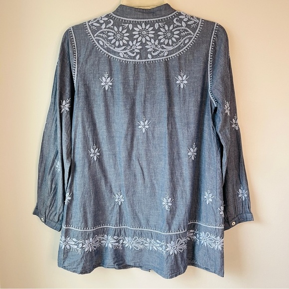 🏷️ 2/$20 Soft Surroundings Chambray Embroidered Tunic Top - Picture 2 of 11